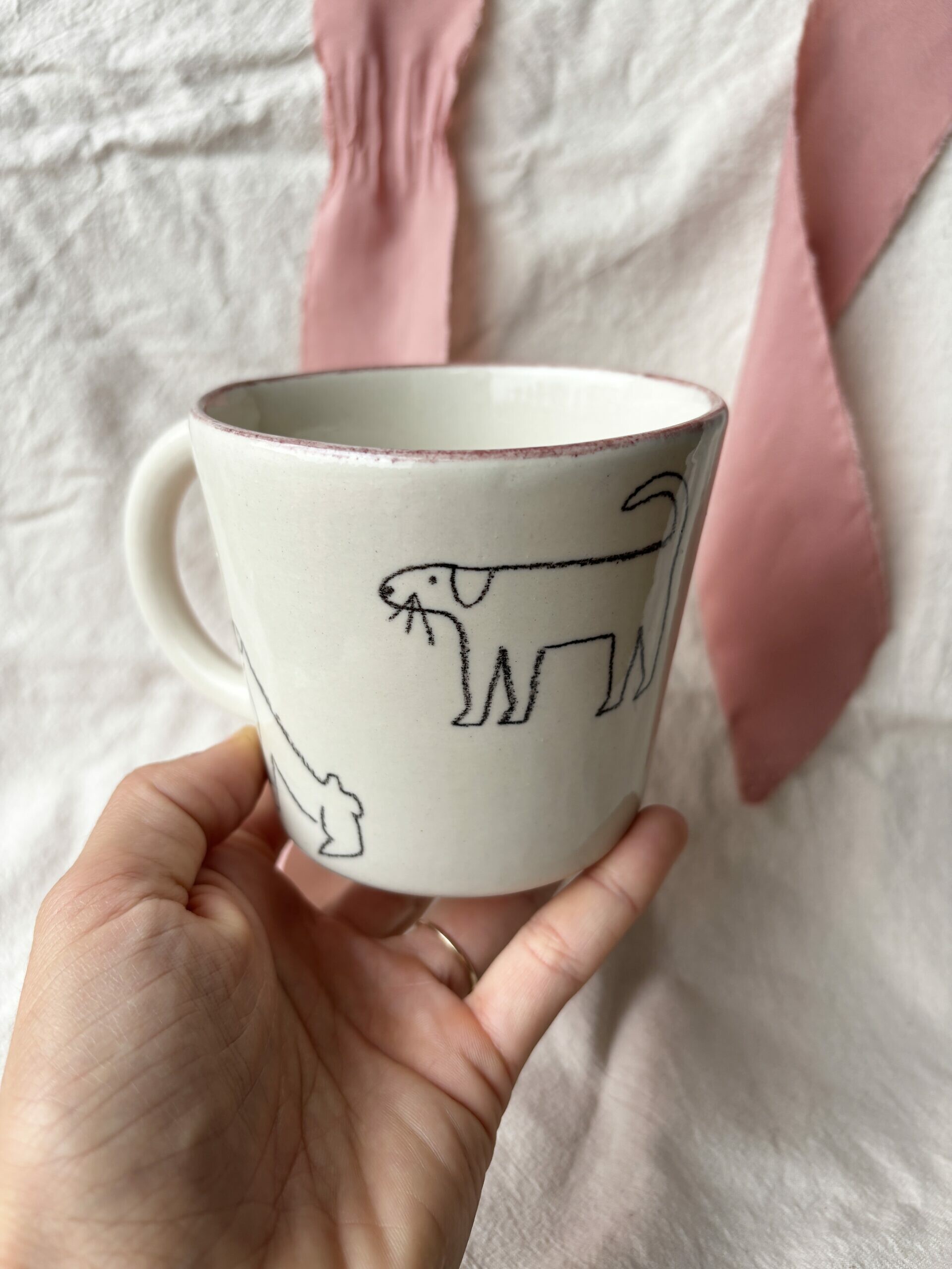 Kubek z uchem w rysowane pieski 350 ml - obrazek 2