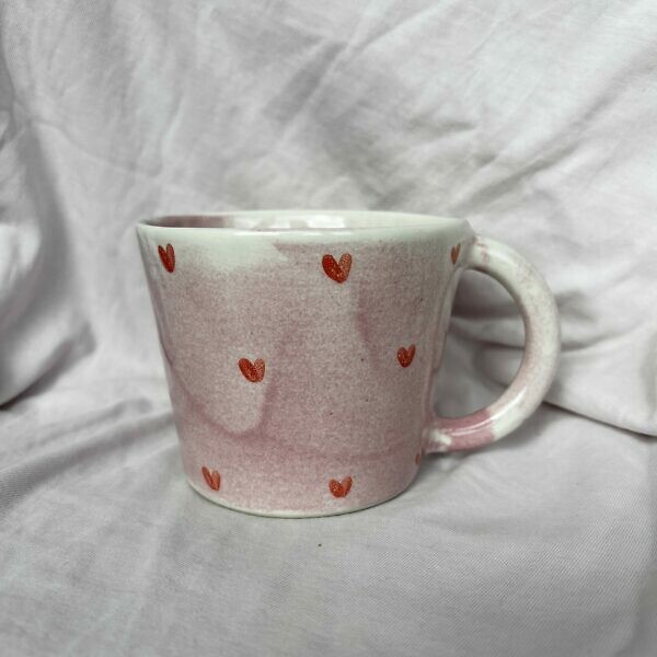Kubek różowy w czerwone serca z uchem 350 ml