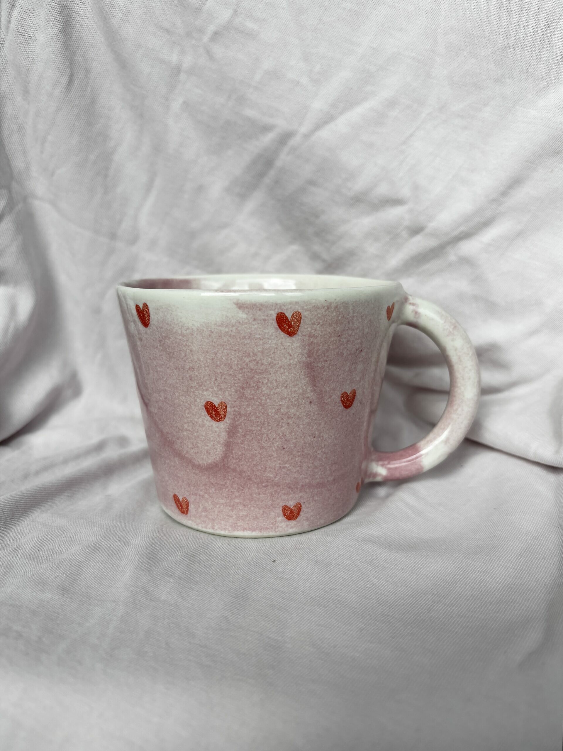 Kubek różowy w czerwone serca z uchem 350 ml