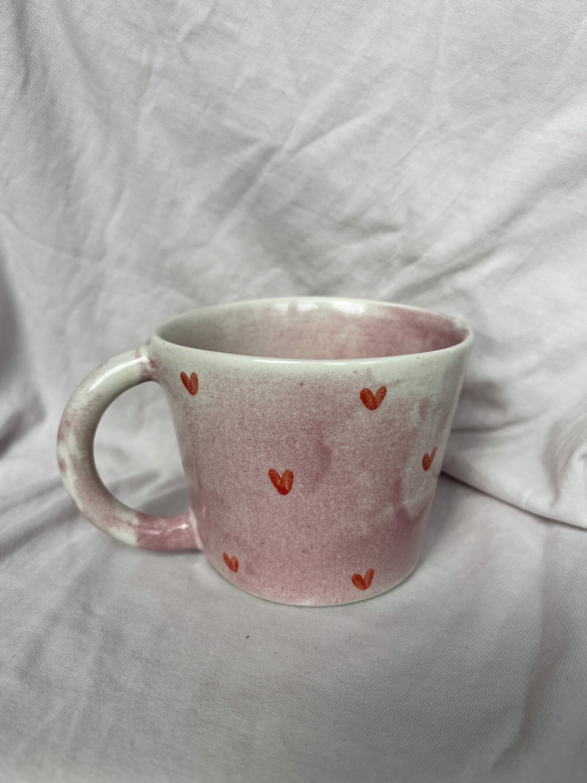 Kubek różowy w czerwone serca z uchem 350 ml - obrazek 2