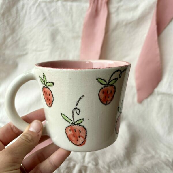 Kubek w truskawki z uchem 350 ml