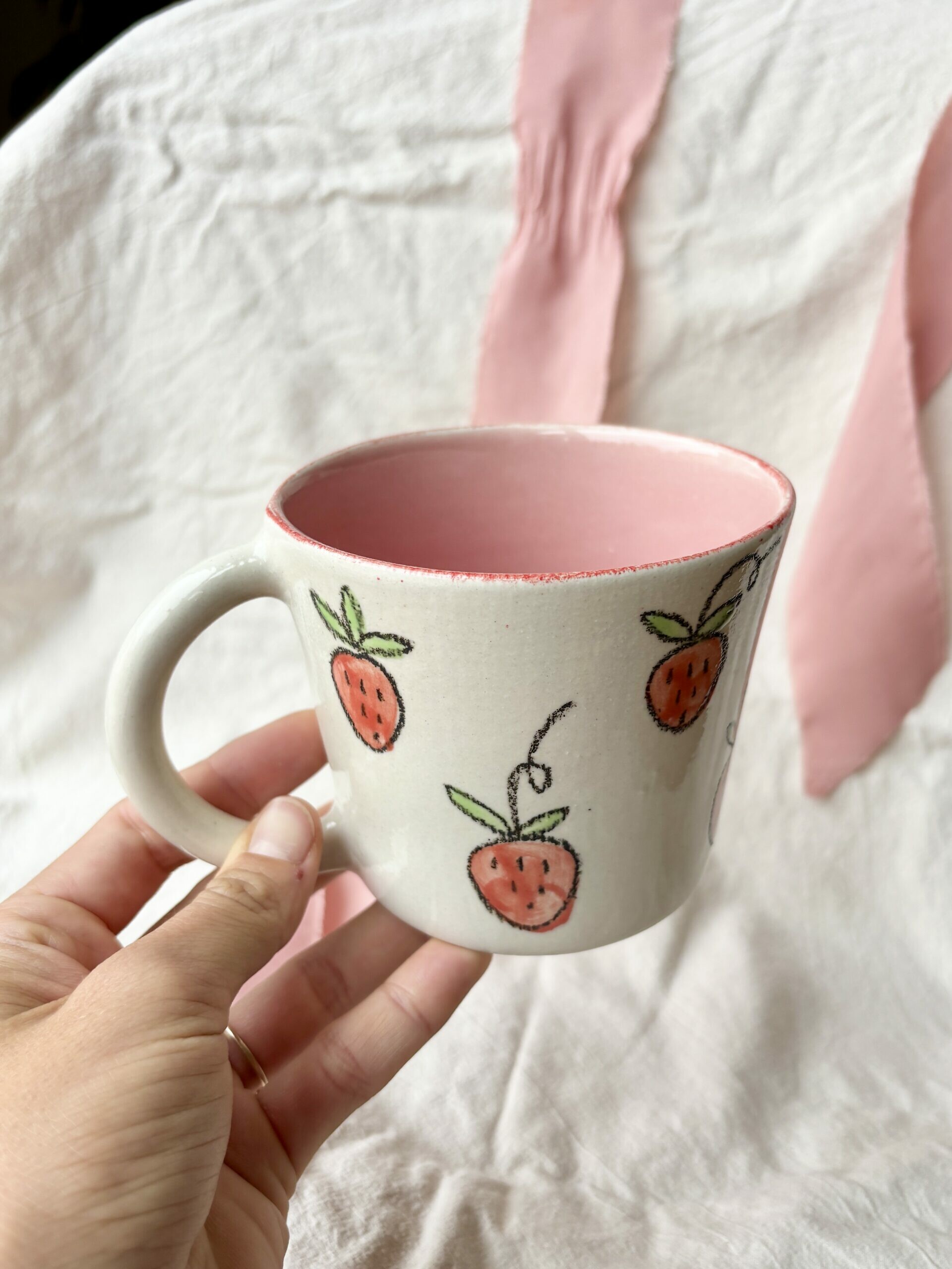 Kubek w truskawki z uchem 350 ml - obrazek 2