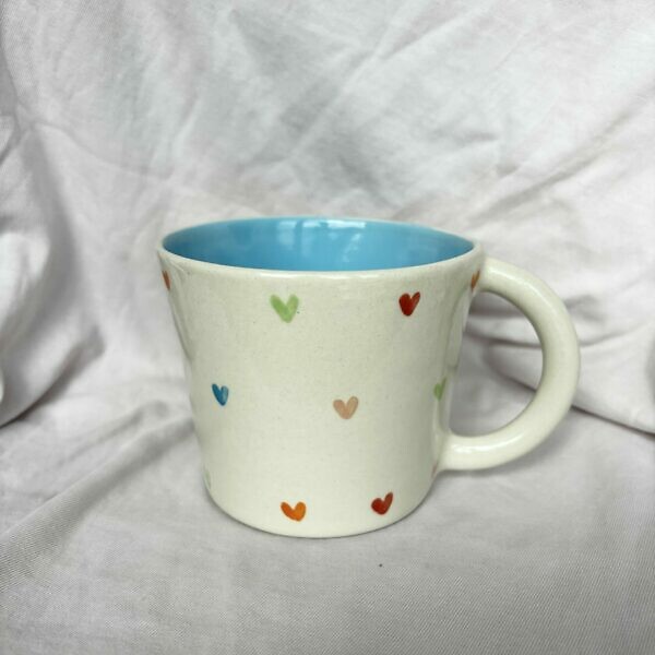 Kubek z uchem w kolorowe serduszka 350 ml