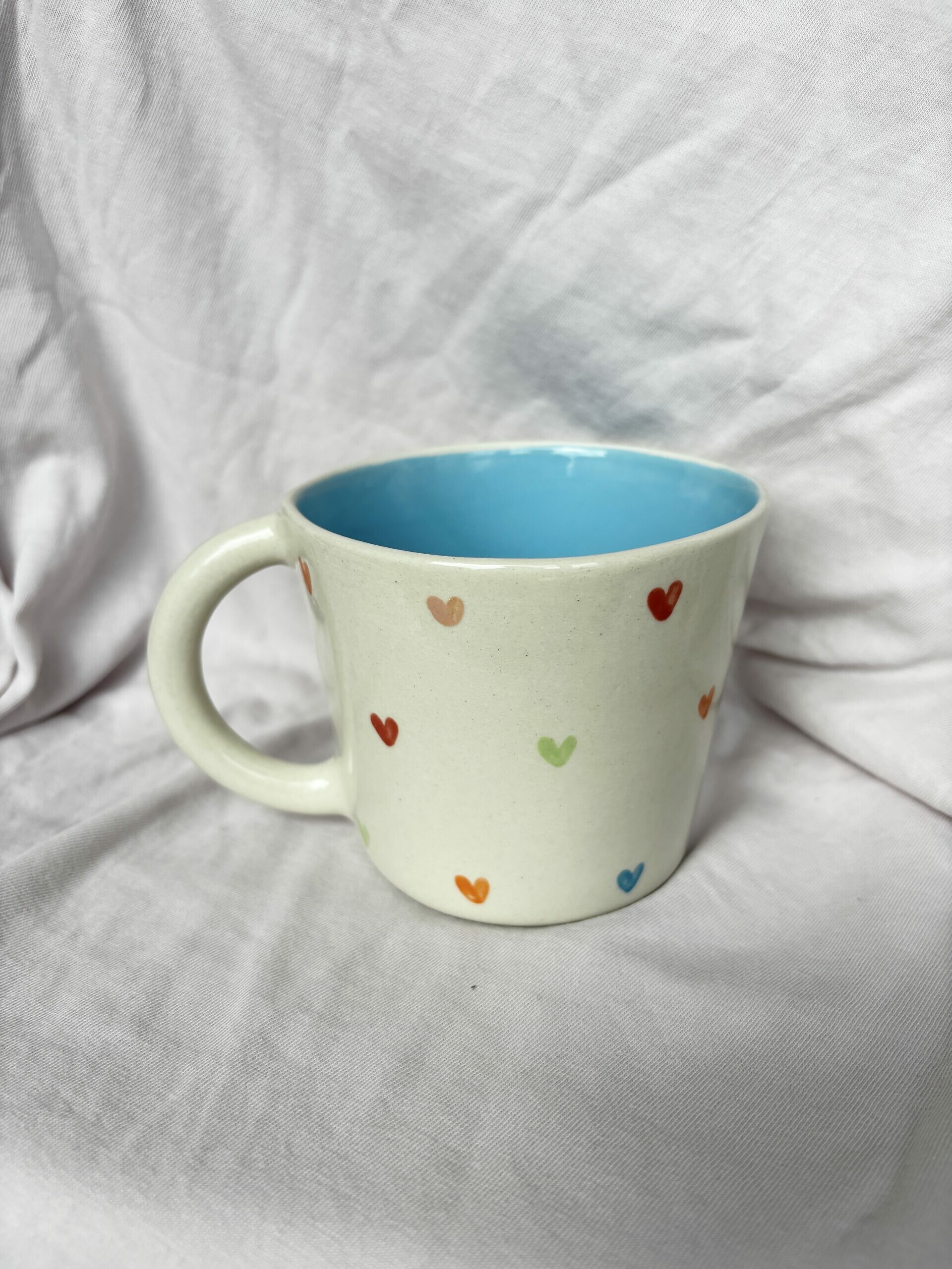 Kubek z uchem w kolorowe serduszka 350 ml - obrazek 2