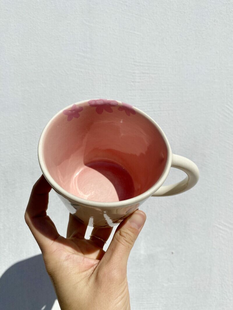 Kubek w kwiatki z różowym środkiem z uchem 350 ml - obrazek 3