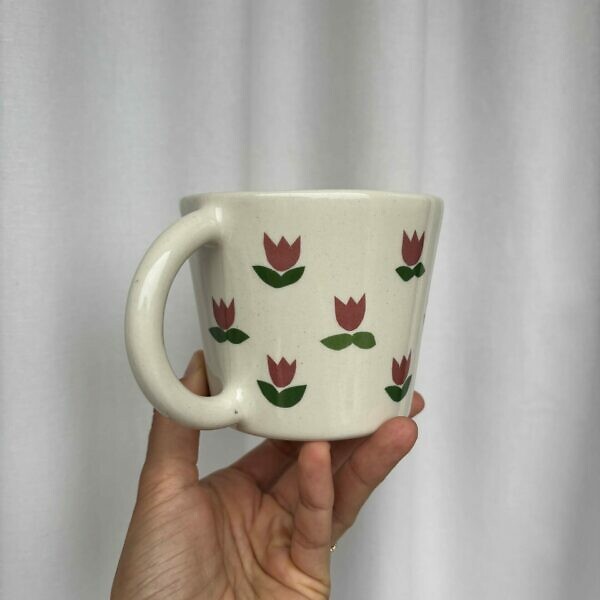 Kubek w czerwone kalkowe tulipany z uchem 350 ml