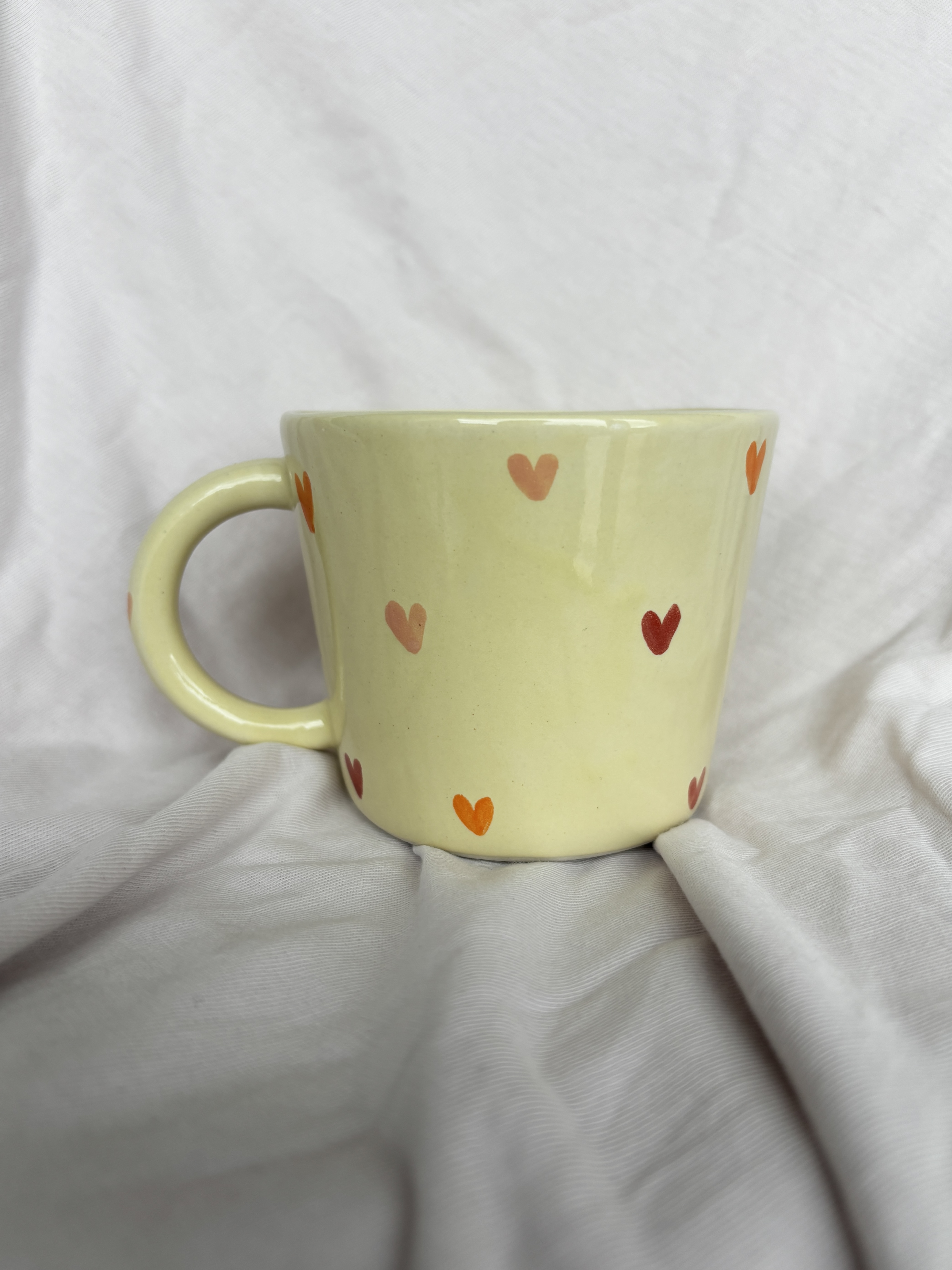 Kubek żółty w serduszka z uchem 200 ml