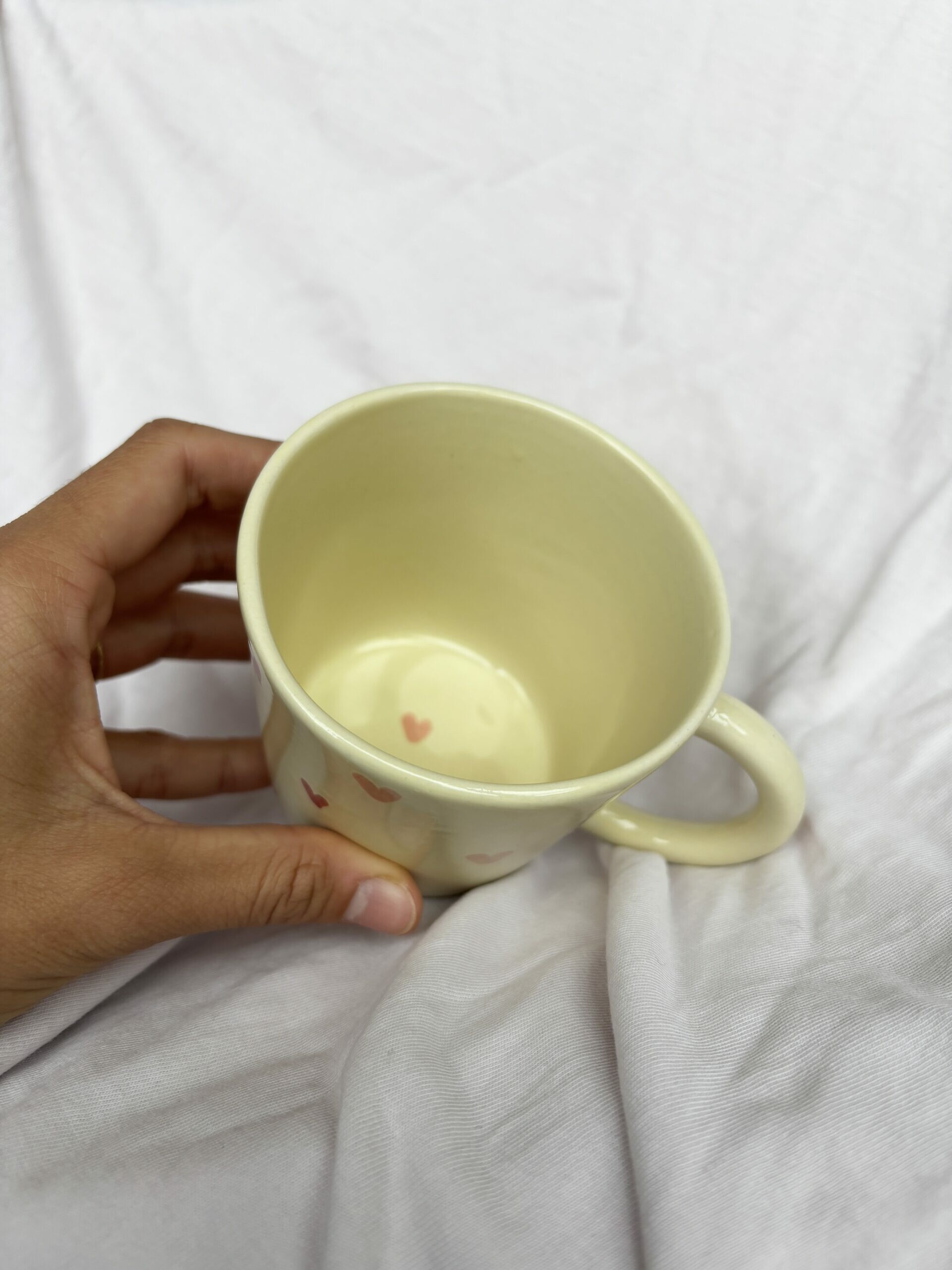 Kubek żółty w serduszka z uchem 200 ml - obrazek 2