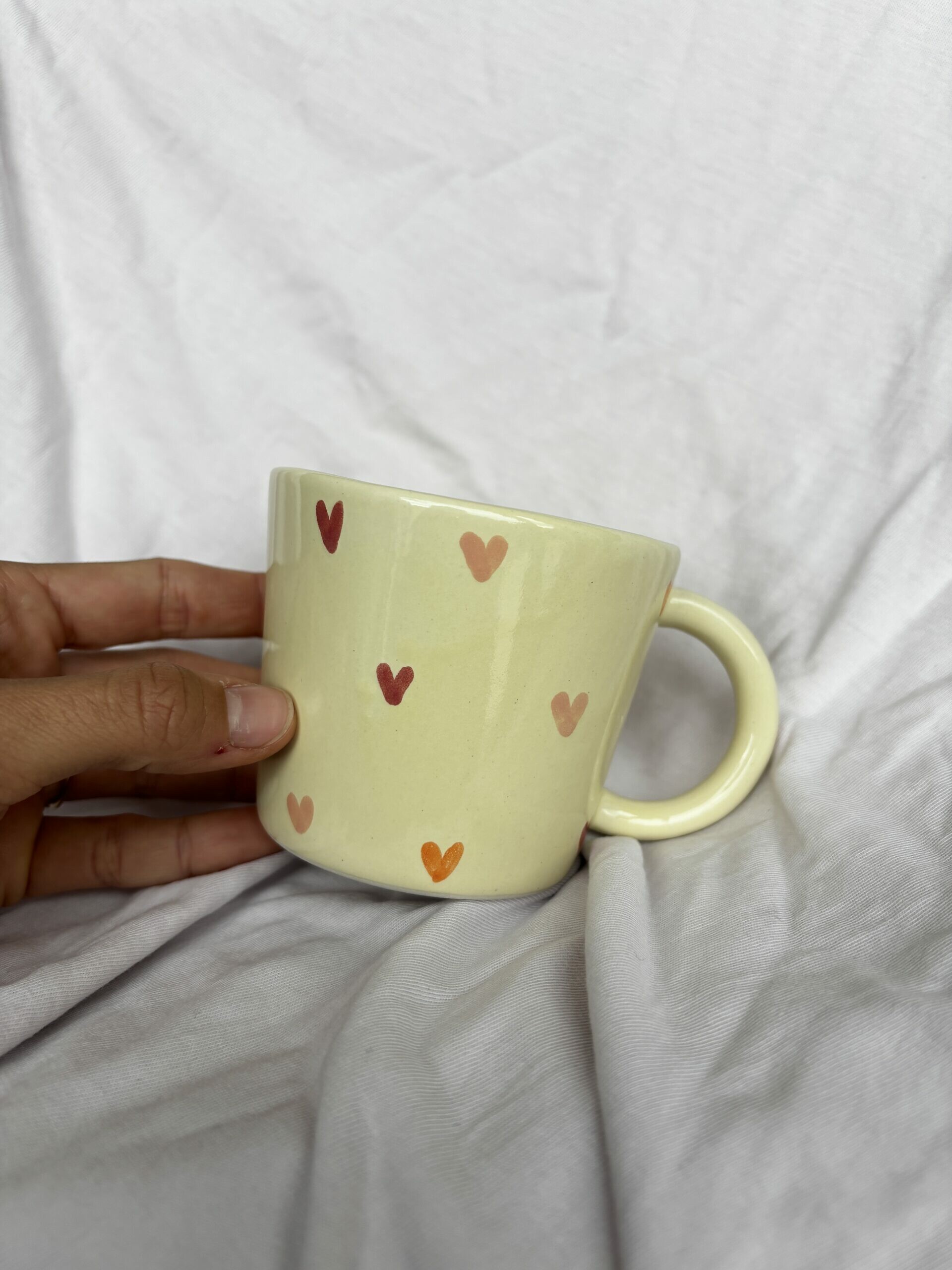 Kubek żółty w serduszka z uchem 200 ml - obrazek 3