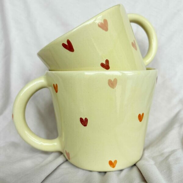 Kubek żółty w serduszka z uchem 350 ml