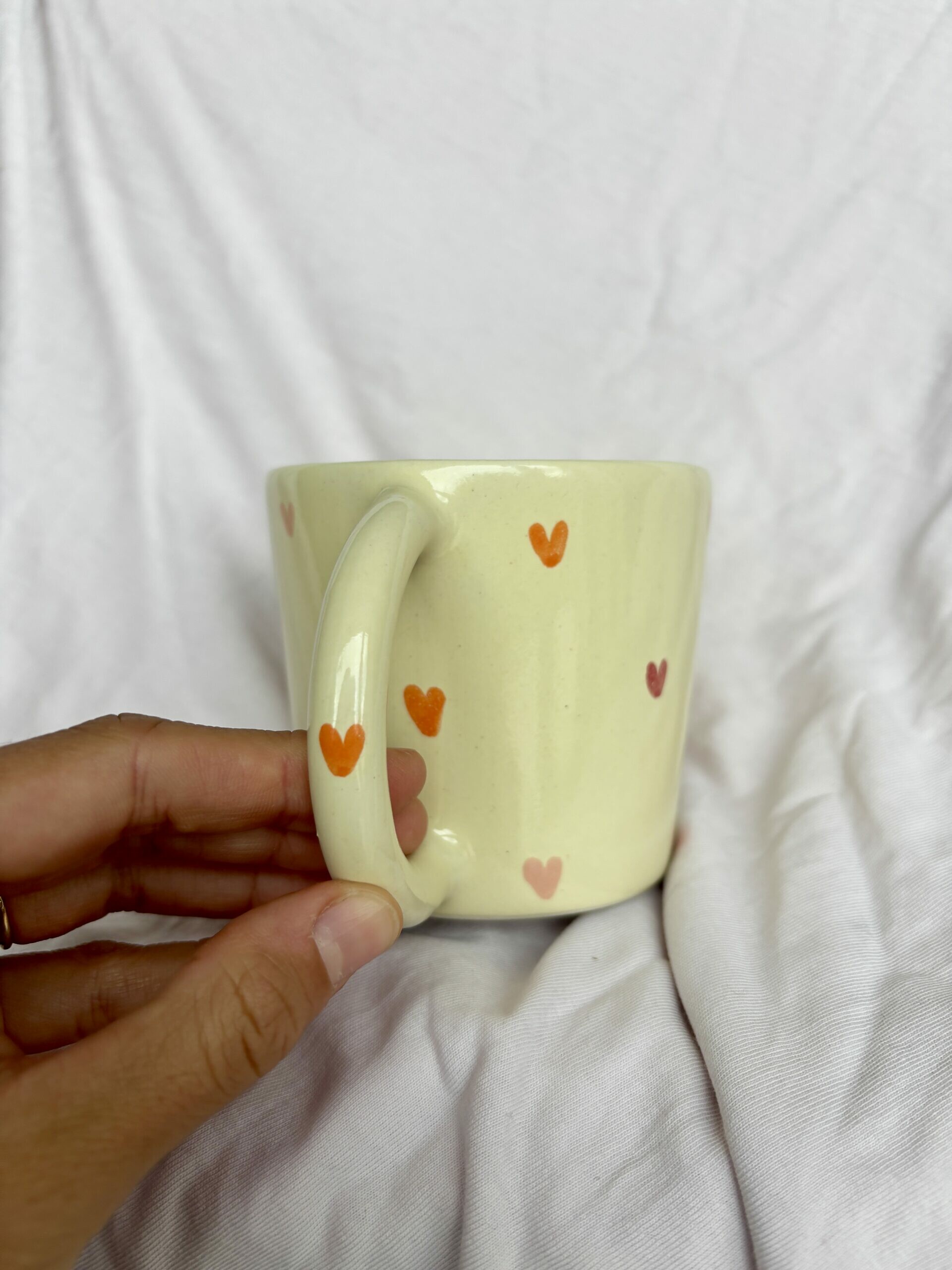 Kubek żółty w serduszka z uchem 350 ml - obrazek 2