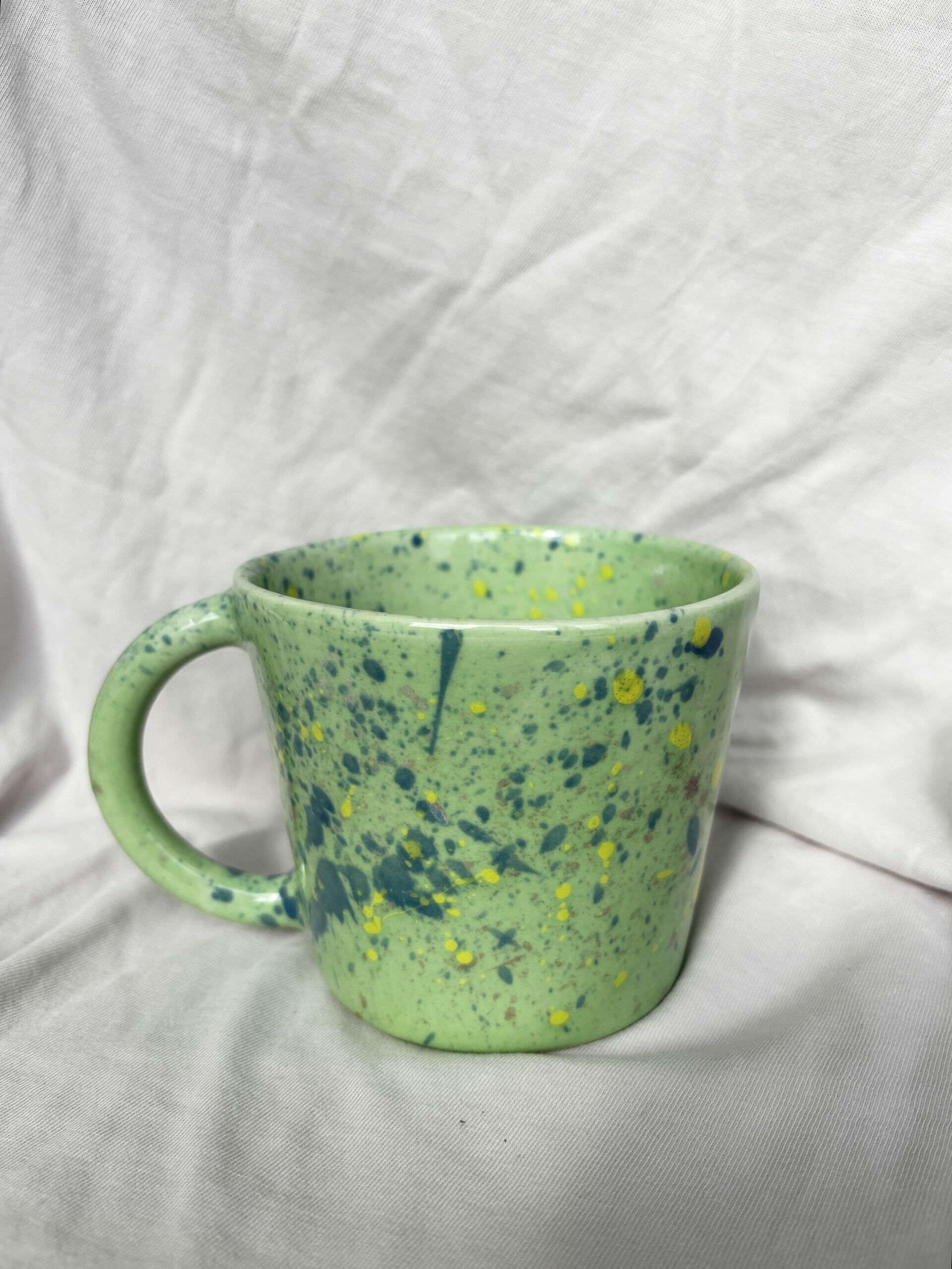 Kubek zielone chlapki z uchem 350 ml - obrazek 3