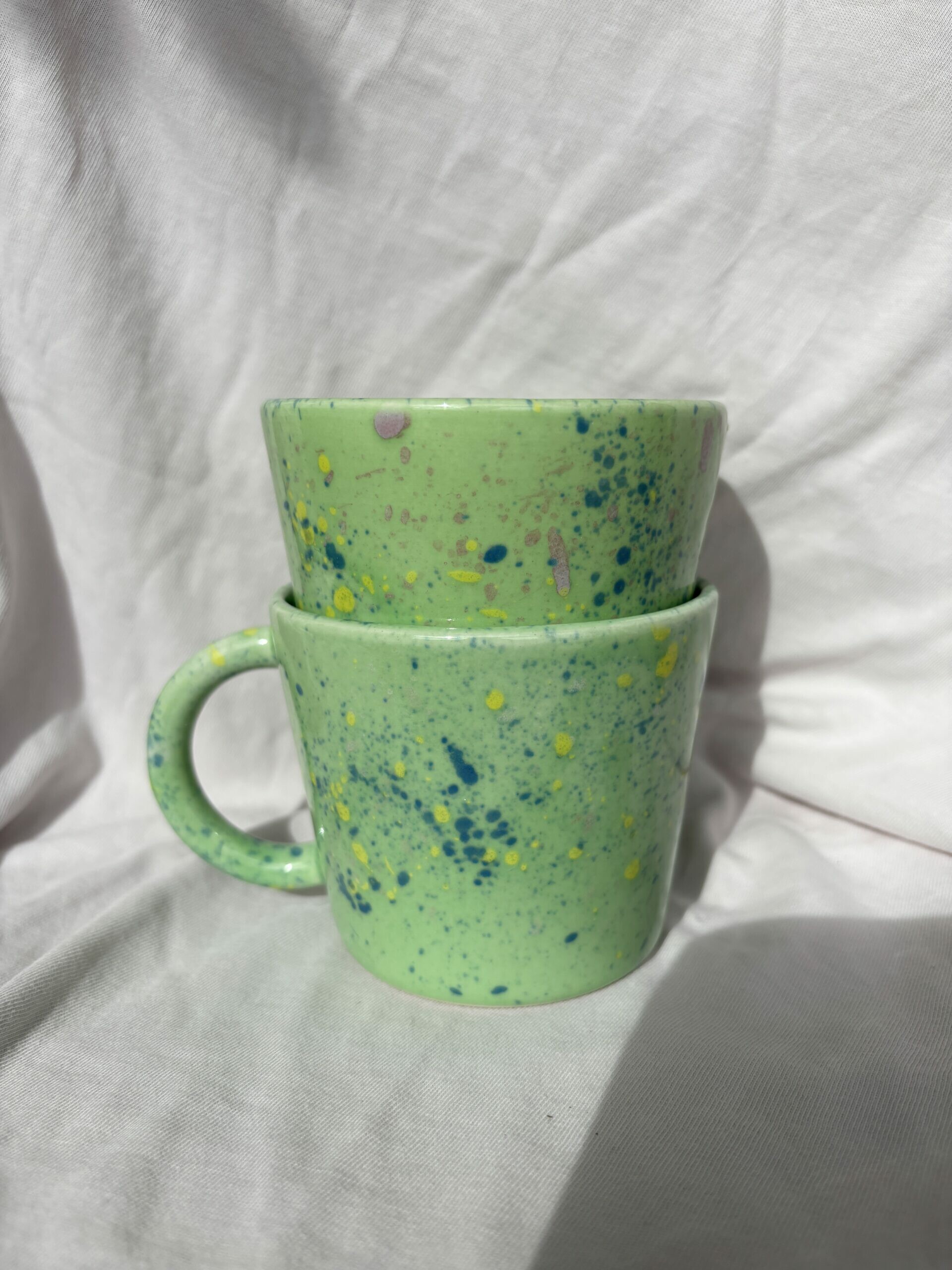 Kubek zielone chlapki z uchem 350 ml - obrazek 2