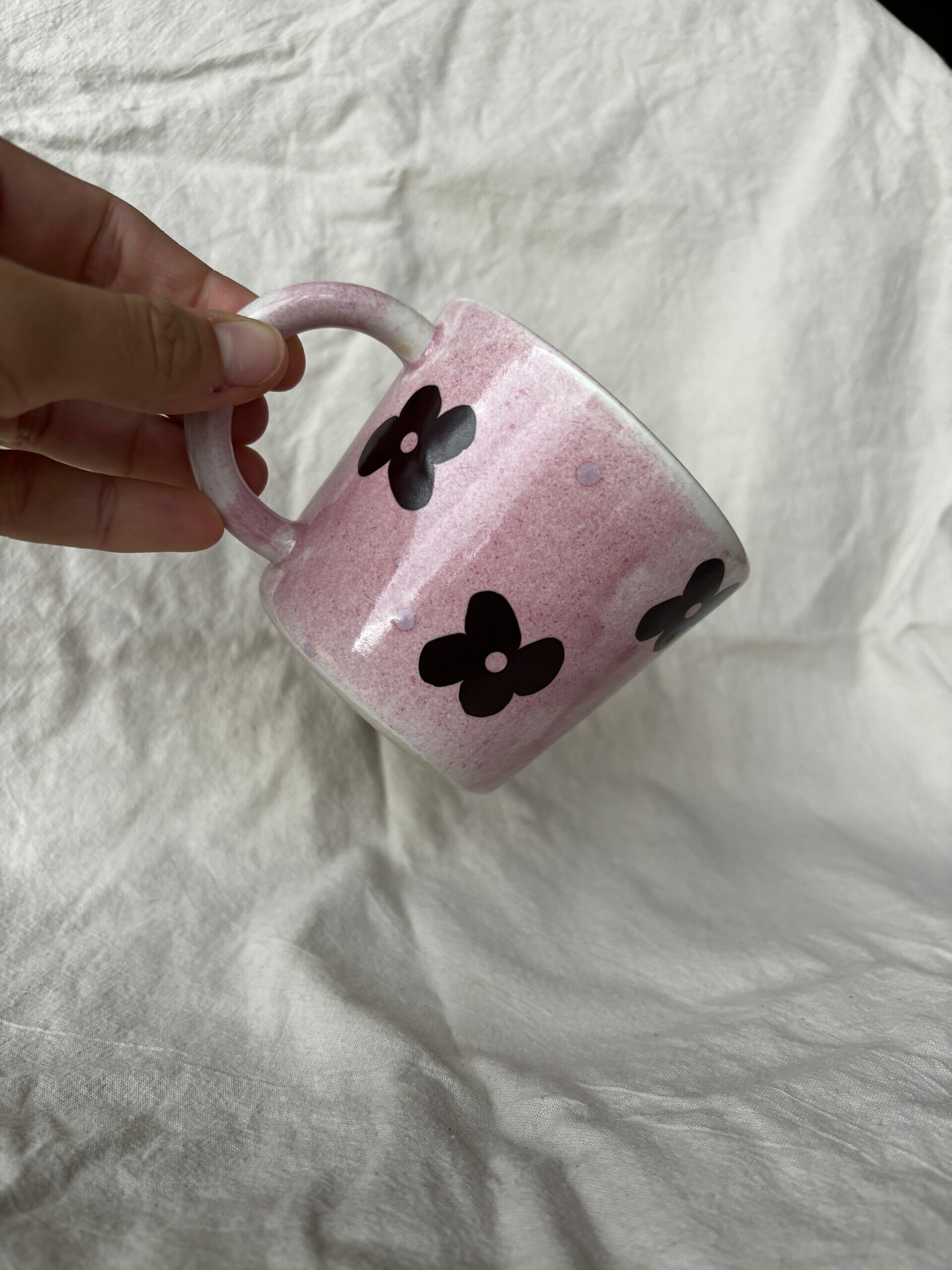 Kubek różowy w czekoladowe kalki z uchem 200 ml - obrazek 2