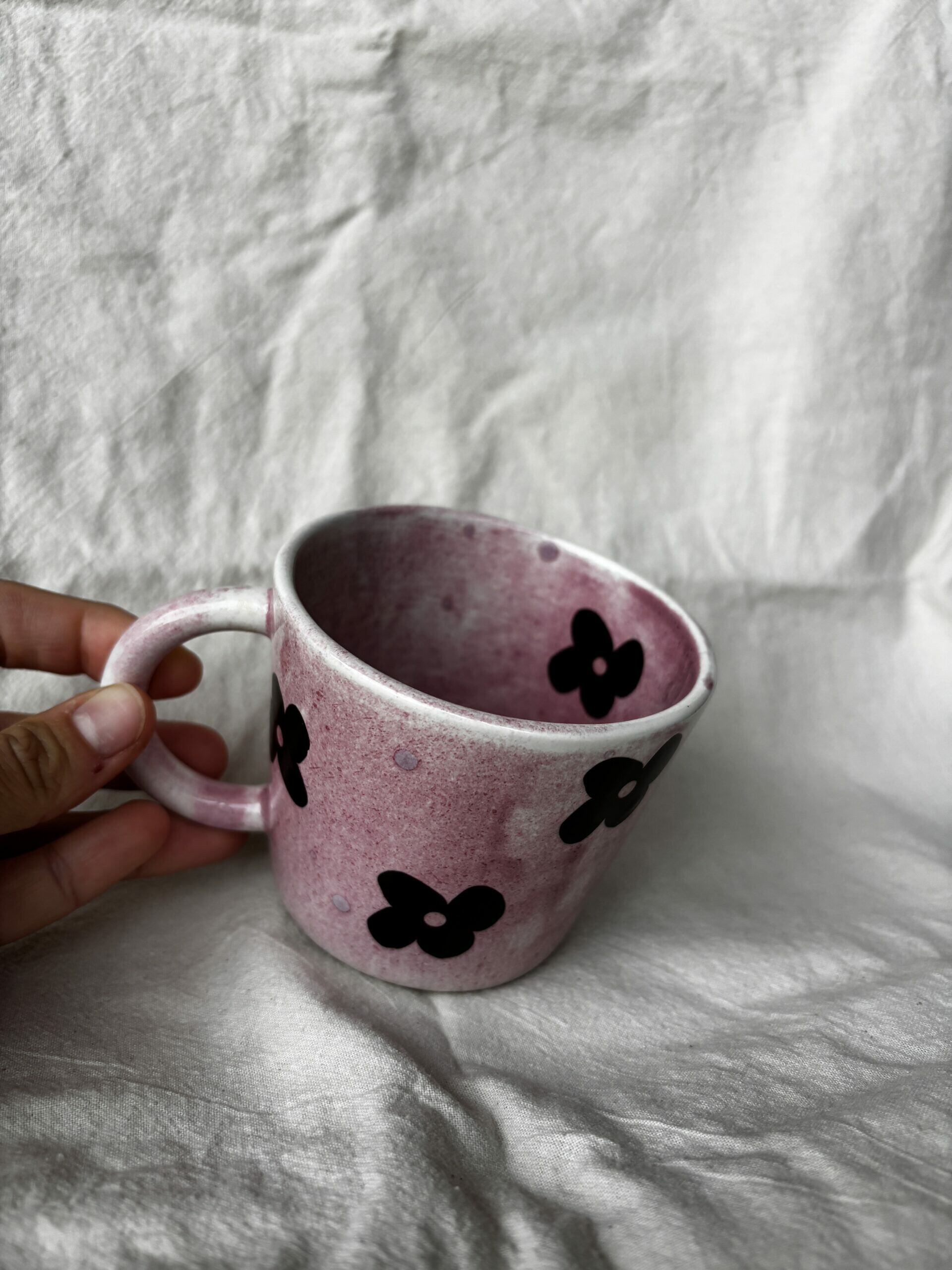 Kubek różowy w czekoladowe kalki z uchem 200 ml - obrazek 3