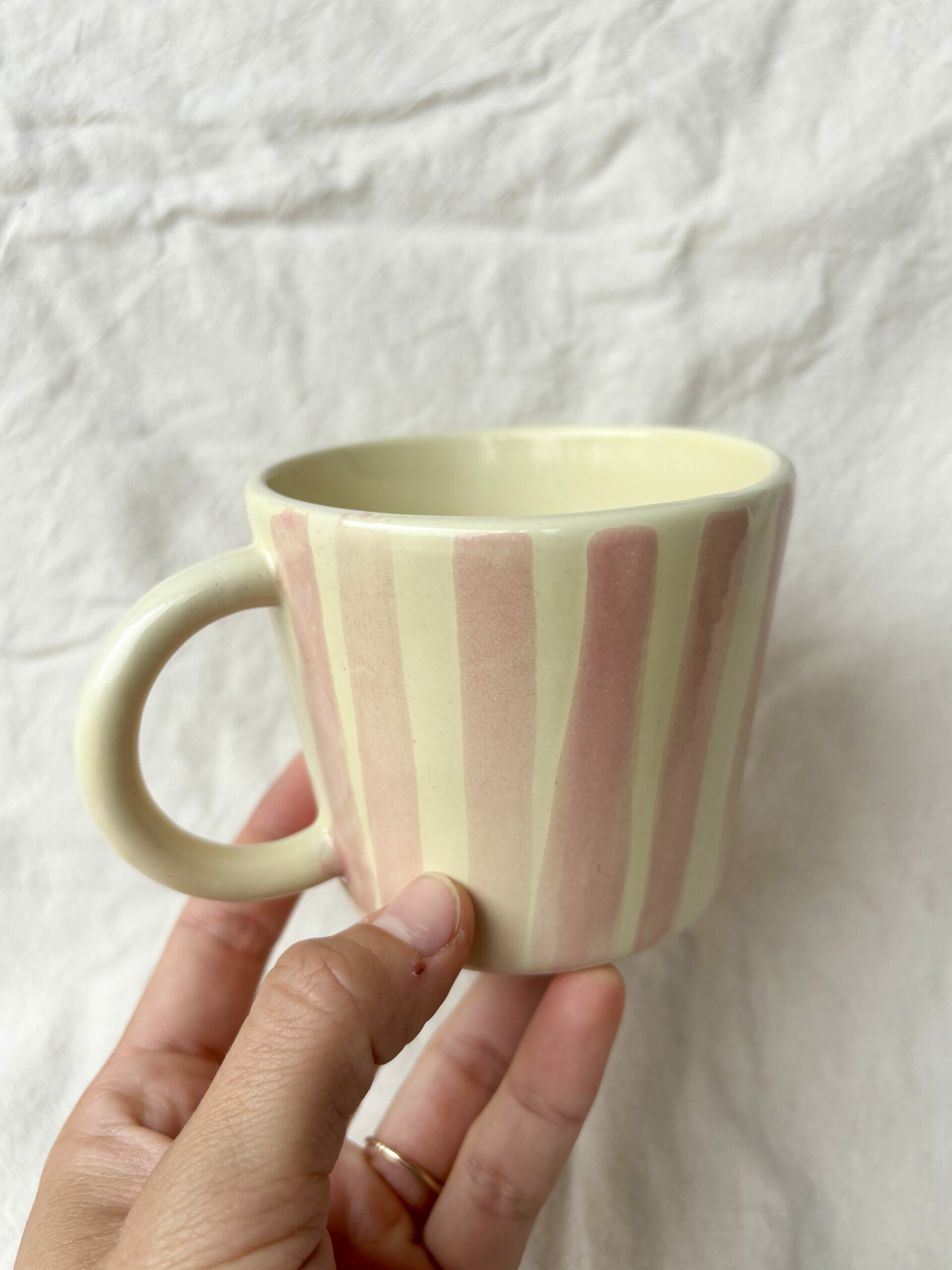 Kubek różowe paski z uchem 200 ml