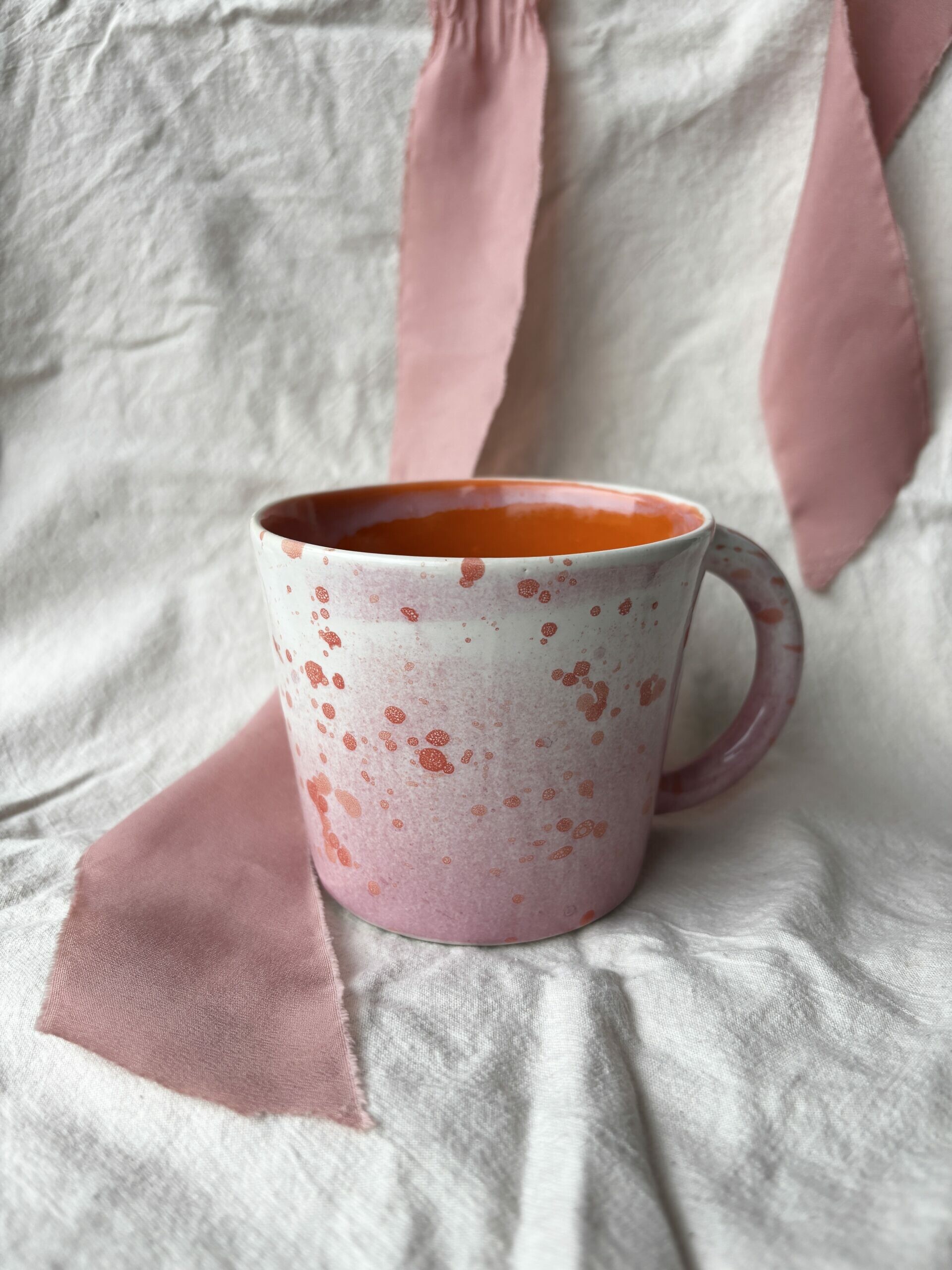 Kubek różowo pomarańczowy z uchem 350 ml