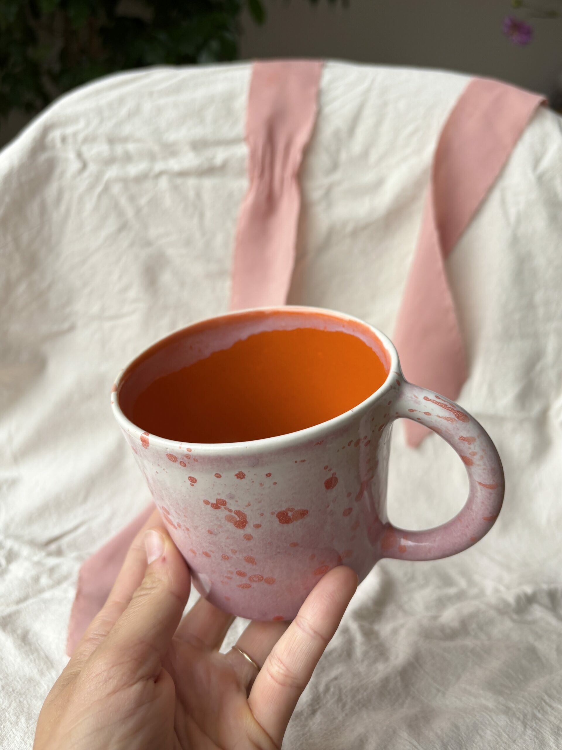 Kubek różowo pomarańczowy z uchem 350 ml - obrazek 2