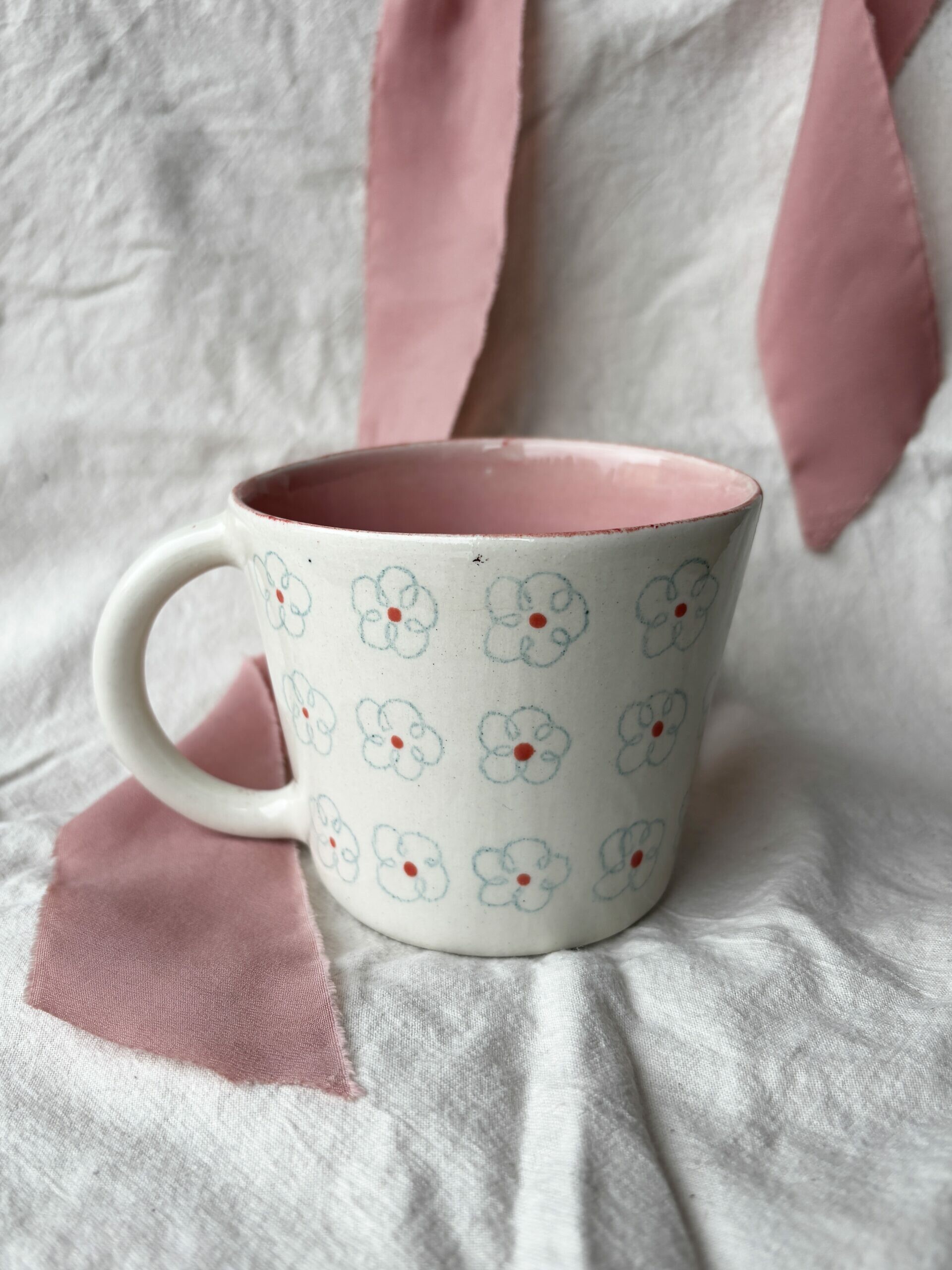 Kubek kwiatki niebieski wzór z uchem 350 ml