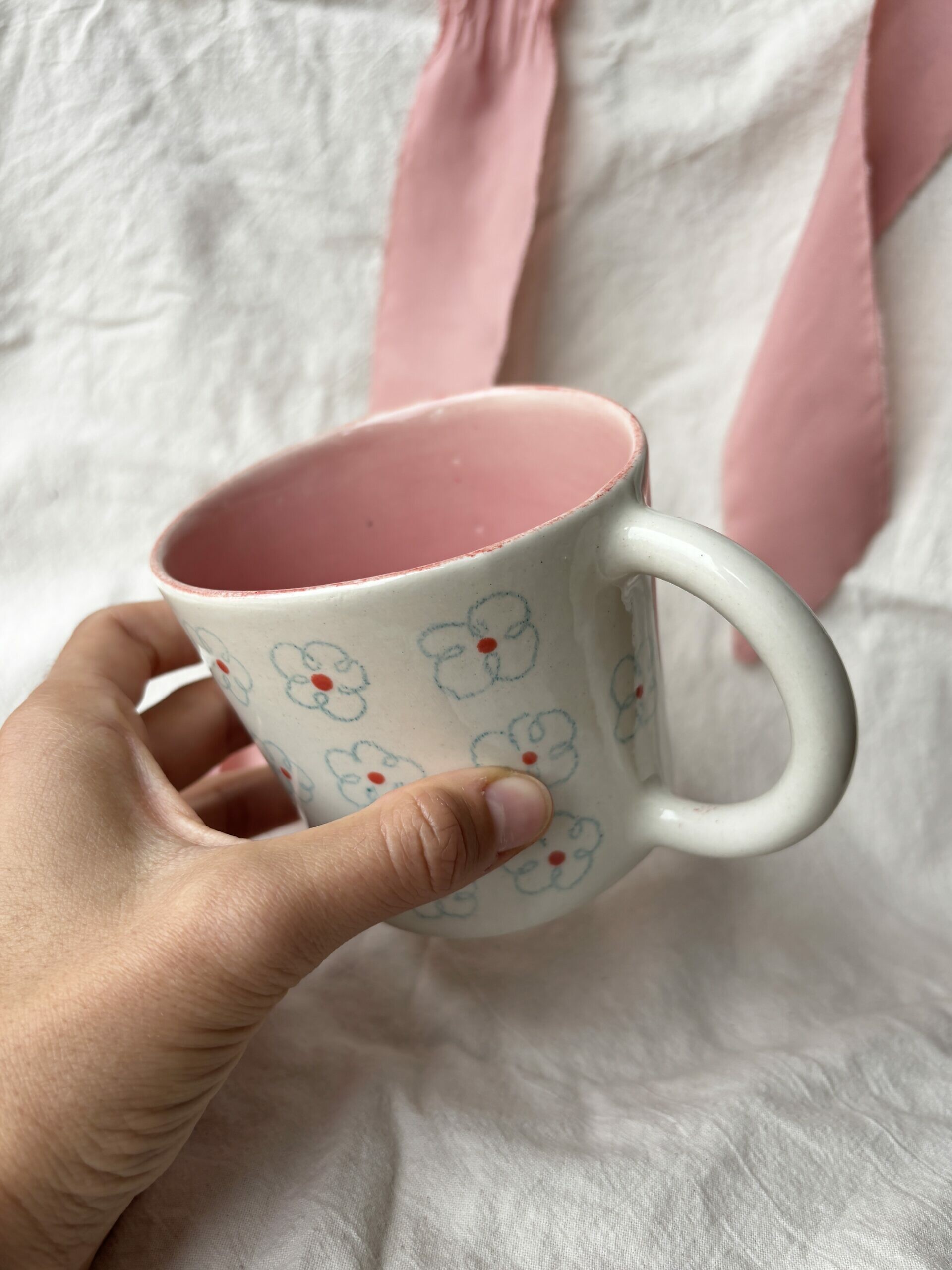 Kubek kwiatki niebieski wzór z uchem 350 ml - obrazek 2