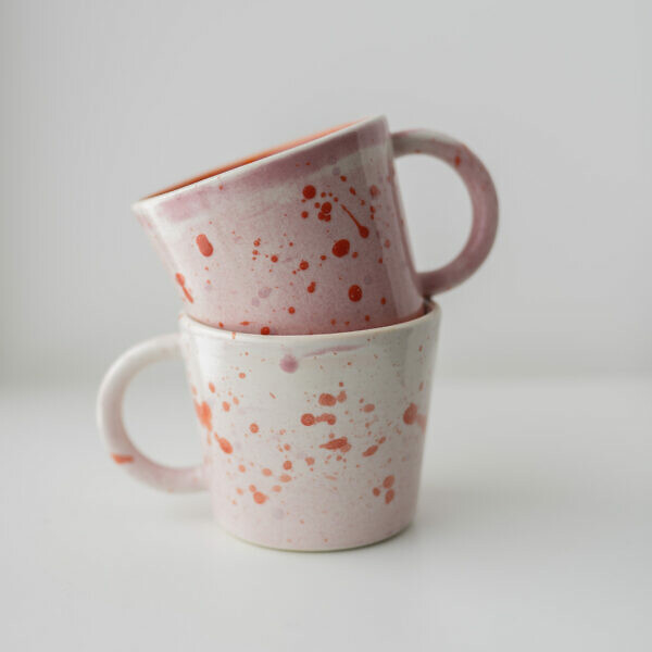 Kubek różowy nakrapiany z uchem 200 ml