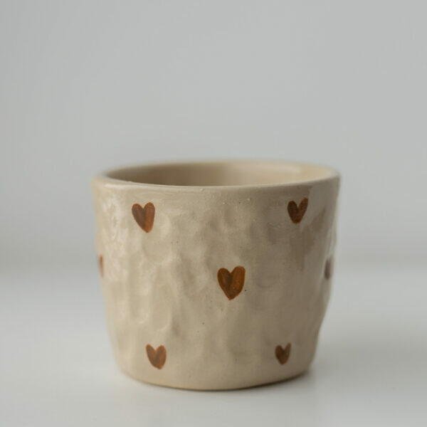 Ręcznie lepiony kubek w czekoladowe serduszka ok. 150 ml
